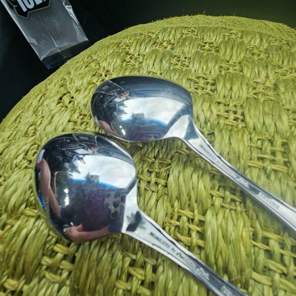 2 Oneida Strathmore Serving Spoons 8.5" stainless scrolls classic romantic - Picture 6 of 7